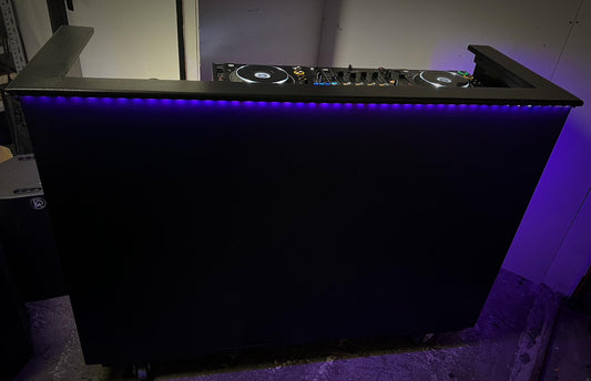 Zwart houten DJ Booth met Paarse ledverlichting